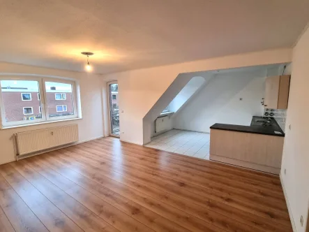 Wohnzimmer - Wohnung mieten in Norderstedt - Schöne 2-Zimmer Wohnung mit Balkon, Einbauküche und Hobbyraum!