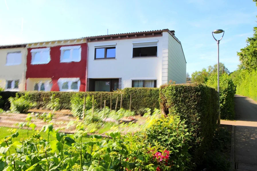 Eingangsseite - Haus kaufen in Reutlingen - Reihenendhaus mit Fernwärme !