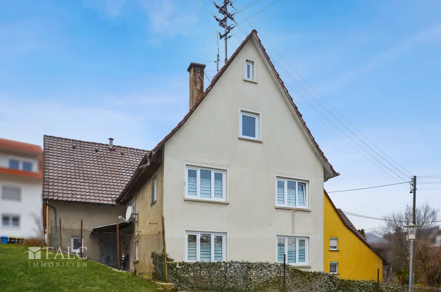 Seiten Ansicht  - Haus kaufen in Neuhausen ob Eck - Einfamilienhaus mit Scheune und Potenzial – Ihr Platz für neue Ideen!