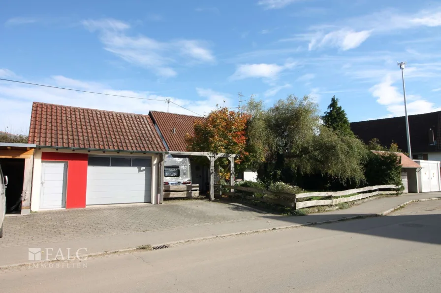 Garage und Eingangsseite 