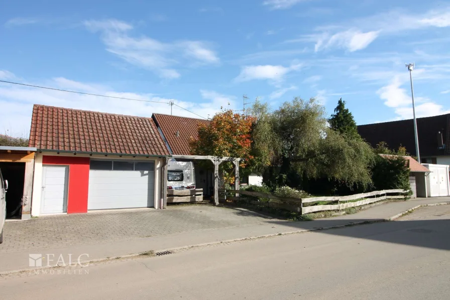 Garage und Eingangsseite  - Haus kaufen in Bad Schussenried - Platz, Platz & nochmals Platz - Traumhaus mit viel Grundstück (über 2000m²)