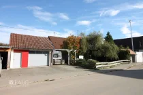 Garage und Eingangsseite 