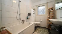 Tageslichtbad mit Badewanne (Haus 1)