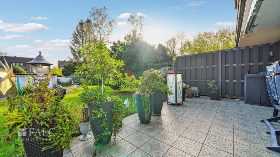 Große, ansprechende Terrasse mit Fliesen... (Haus 1)