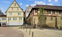 Mit Schloss im Rücken