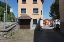 Garage und Stellplatz