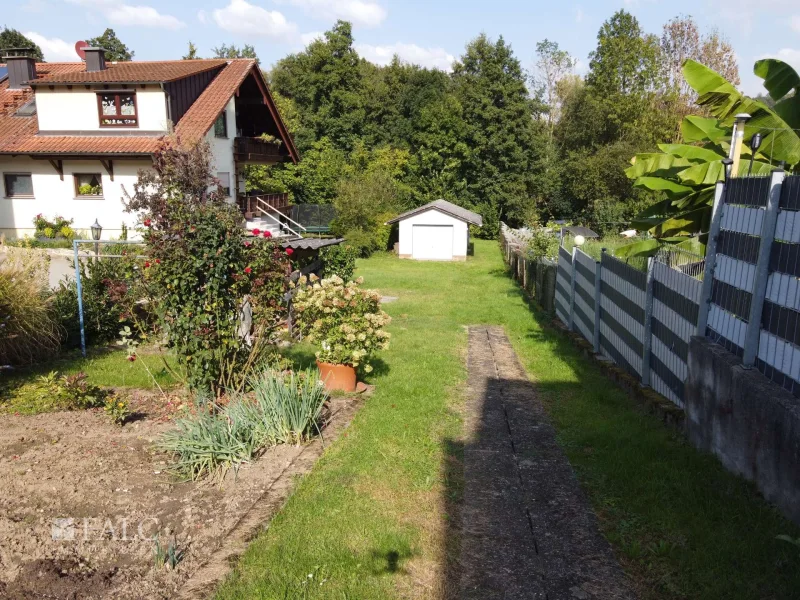 Garten mit Garage