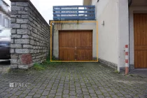 Garage mit Stellplatz davor