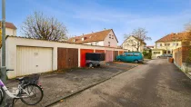 Garage und Stellplatz