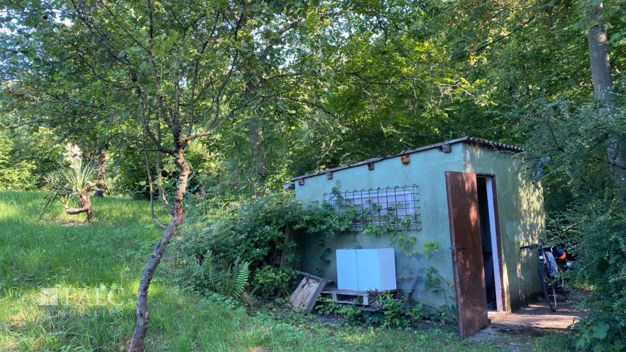 Idyllisches Grundstück mit charmanter Hütte.