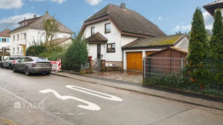 Straßenansicht - Haus kaufen in Öhringen - Tolle Aussichten für Ihr neues Zuhause! - FALC Immobilien