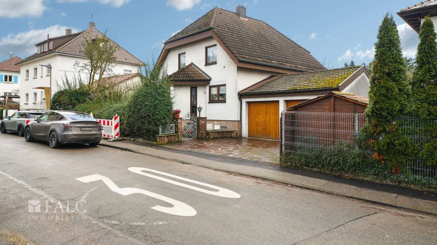 Straßenansicht - Haus kaufen in Öhringen - Tolle Aussichten für Ihr neues Zuhause! - FALC Immobilien