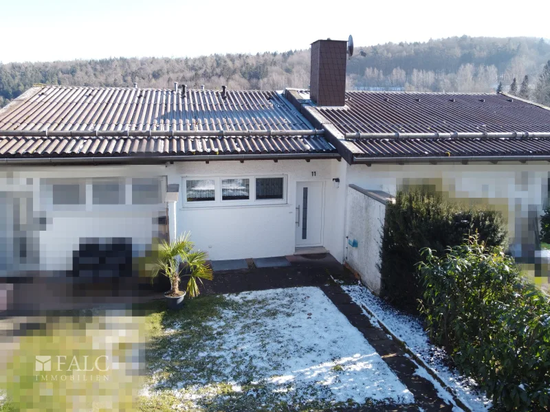 Eingang mit kleiner Terrasse und Vorgarten - Wohnung kaufen in Waldbrunn - Helle Eigentumswohnung am Katzenbuckel