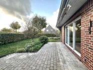 terrasse mit Blick in den Garten