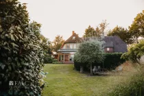 Blick auf die Holzterrasse/ Haus- DHH rechts