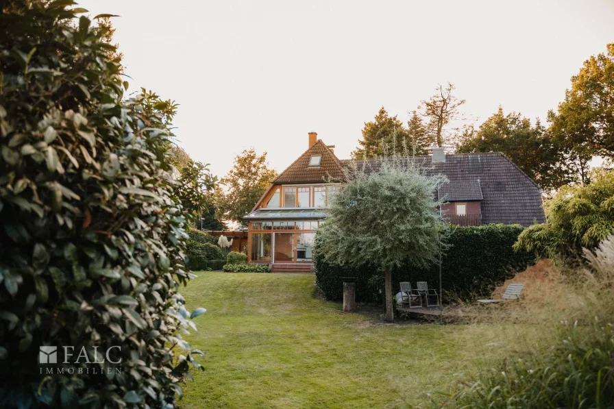 Blick auf die Holzterrasse/ Haus- DHH rechts