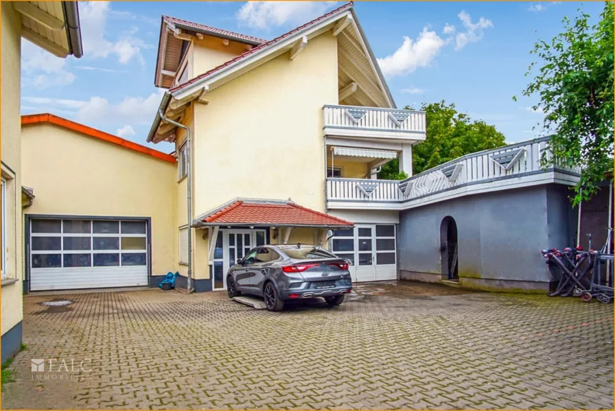 Haus Vorderansicht - Zinshaus/Renditeobjekt kaufen in Biebertal - Kapitalanlage mit hohen Mieteinnahmen, oder Arbeiten und Wohnen unter einem Dach