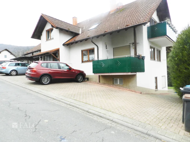 Hausansicht-Balkon oben rechts zur Wohnung 