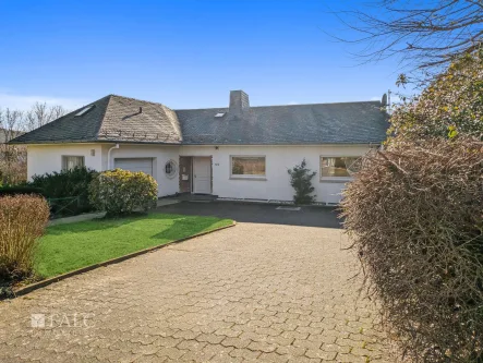 Einfahrt - Haus kaufen in Herford - Ihr Traumhaus thront über Herford!