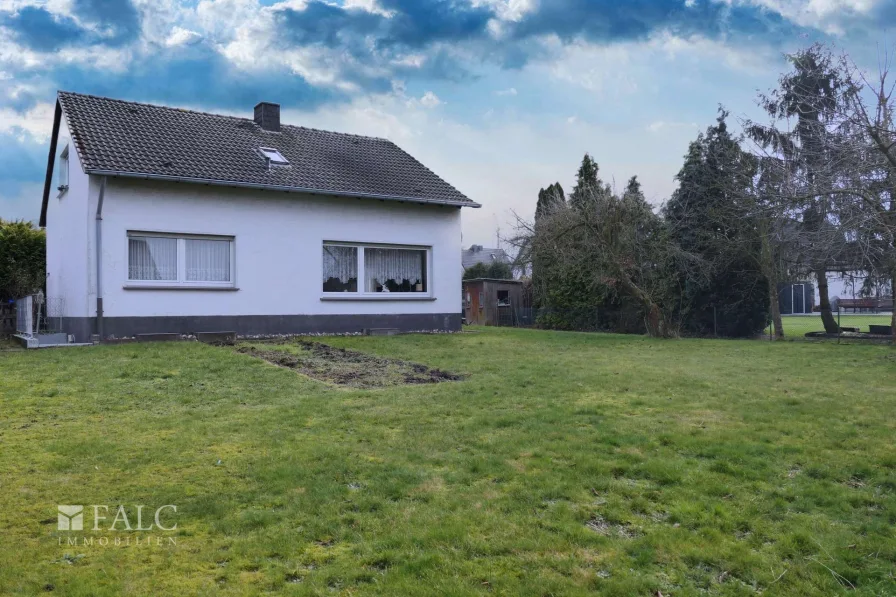 Gartenansicht - Haus kaufen in Hamm - Freistehendes Einfamilienhaus mit großzügigem Grundstück und Doppelgarage!!!