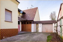 Hof und Garage