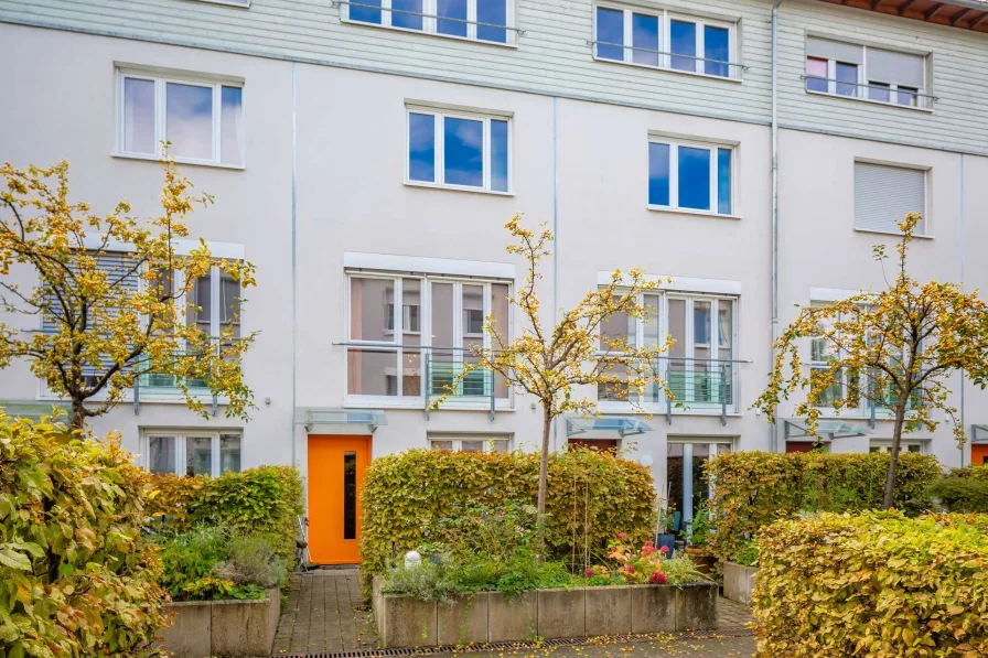 Eingangsseite - Haus mieten in Karlsruhe - Top Lage / RMH in der Südstadt im Hinterhof