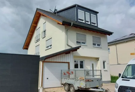 Strassenansicht - Haus mieten in Dielheim - DHH mit 180 m² Wohnfläche / Garage / Garten