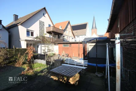 Rückseite Haus mit Garten - Haus kaufen in Lügde - Wohn- und Geschäftshaus für Kapitalanleger