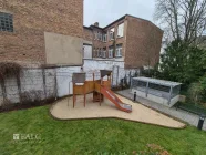 Spielplatz hinter d. Haus