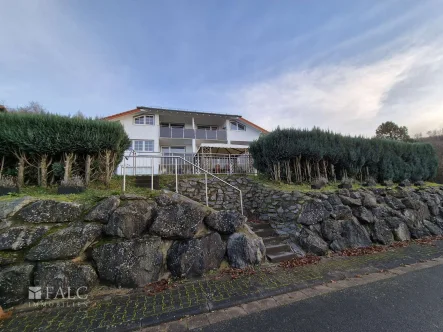 Aussenansicht Gartenseite 2 - Haus kaufen in Weilrod - Haben Sie den Trubel der Stadt satt? Hier erwartet Sie die Ruhe und Schönheit der Natur