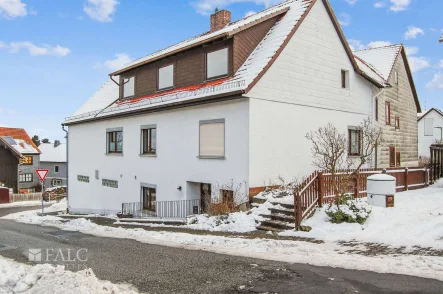 Hausansicht Straße oben - Haus kaufen in Bad Wildungen - Doppelhaushälfte mit großzügiger Wohnung und Gewerbeeinheit–Ihr neues Zuhause mit Einkommensquelle!