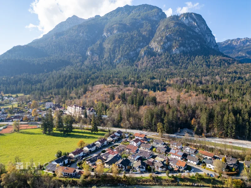 Wohngebiet vor Bergkulisse SüdWest