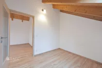 kleines Zimmer mit Blick auf Türe