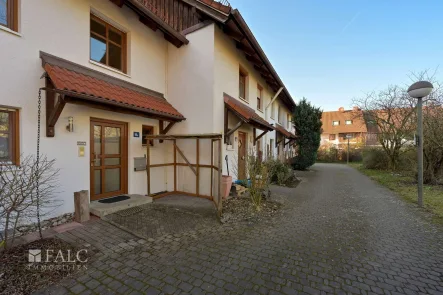 Hauseingangsbereich und Rückseite - Haus mieten in Olching - Leben, wo das Herz wohnt - Ihr neues Zuhause wartet!