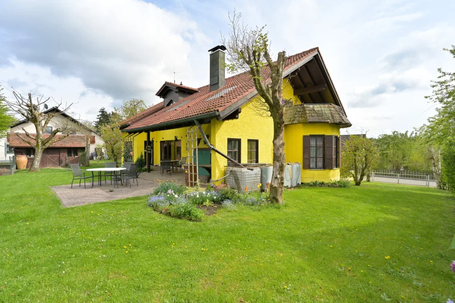Garten mit Gebäude Westseite - Haus kaufen in Landensberg - Großzügiges, naturnahes Wohnen