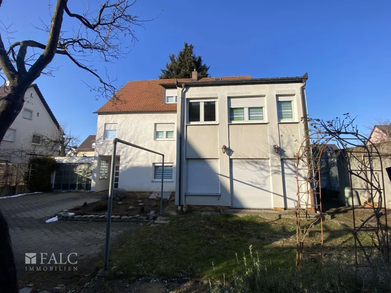 Anbauansicht - Haus kaufen in Nürnberg - Drei-Familienhaus mit Potenzial – Ideal für Familien oder als Kapitalanlage