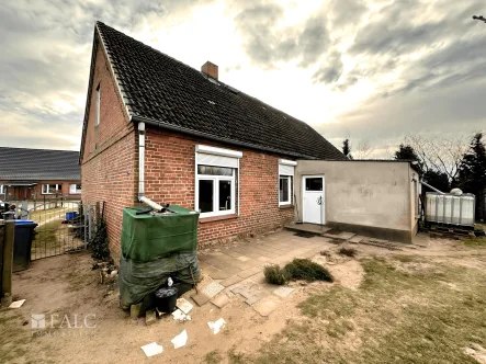 Nordansicht - Haus kaufen in Friedrichsruhe - **Einfamilienhaus mit großem Grundstück in Feldrandlage - Sanierungsobjekt mit Potenzial**