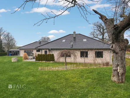 Seitenansicht - Haus kaufen in Wedendorf - ***Traumhafter Bungalow in ruhiger Lage mit großzügigem Grundstück***