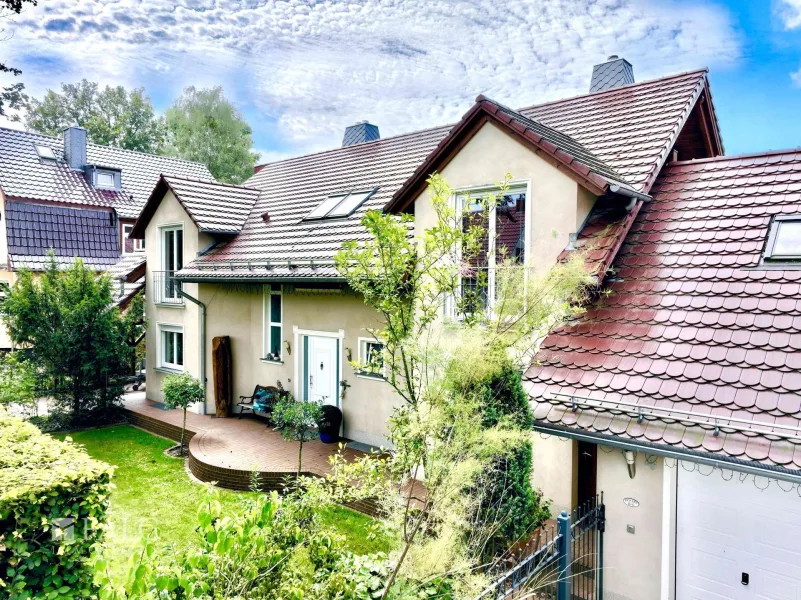 Hausfront - Haus kaufen in Michendorf - Perfektes Mehrgenerationenhaus mit Pool und Sauna!