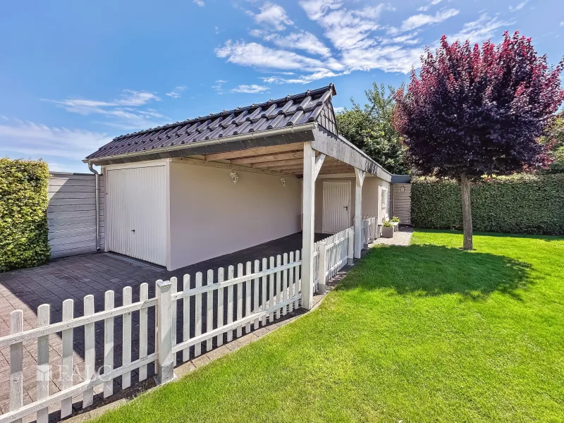 Garage / Carport