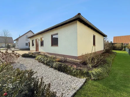 Hausansicht - Haus kaufen in Stendal - Provisionsfrei. Gepflegter Bungalow im beliebten Wohngebiet "Galgenberg"!