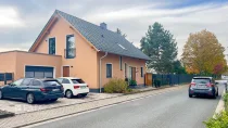 Hausansicht mit Garage 