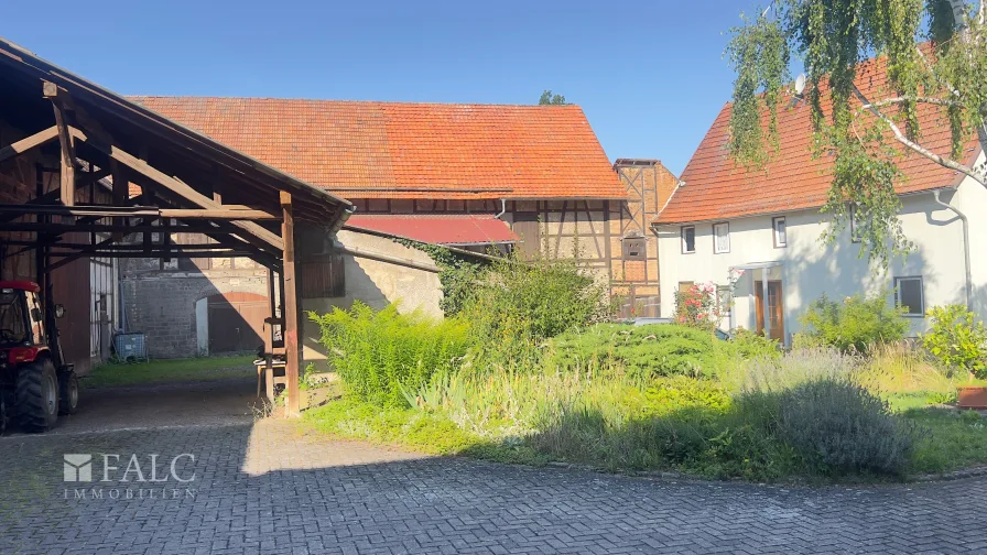 Carport im Hof 