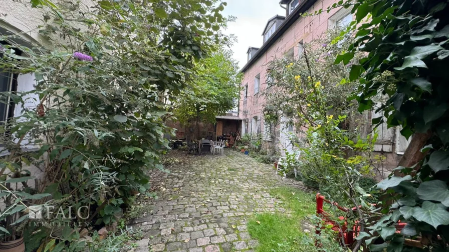 Hinterhof - Haus kaufen in Fürth - Drei Denkmalschutz- Mietshäuser