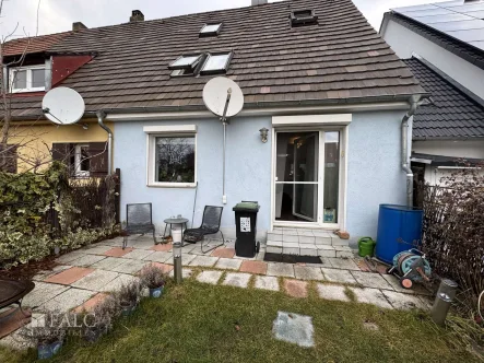 Rückansicht Haus - Haus kaufen in Nürnberg - Wohlfühloase für die Familie: Doppelhaushälfte mit Garten und modernem Wohnkomfort