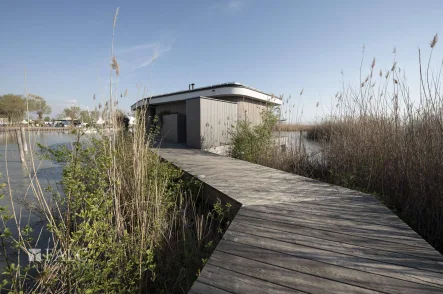 Steg zum Haus  - Haus mieten in Neusiedl am See - Design your Dream: Individualität in Perfektion – Ihr Seehaus am Neusiedlersee