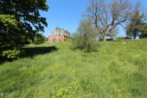 ...und weitläufiger Garten