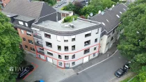 Hausansicht mit Garage u. Stellplatz