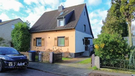 Hausansich von Aussen - Haus kaufen in Ratingen - Ein Mehrgenerationenhaus mit Charme und Möglichkeiten