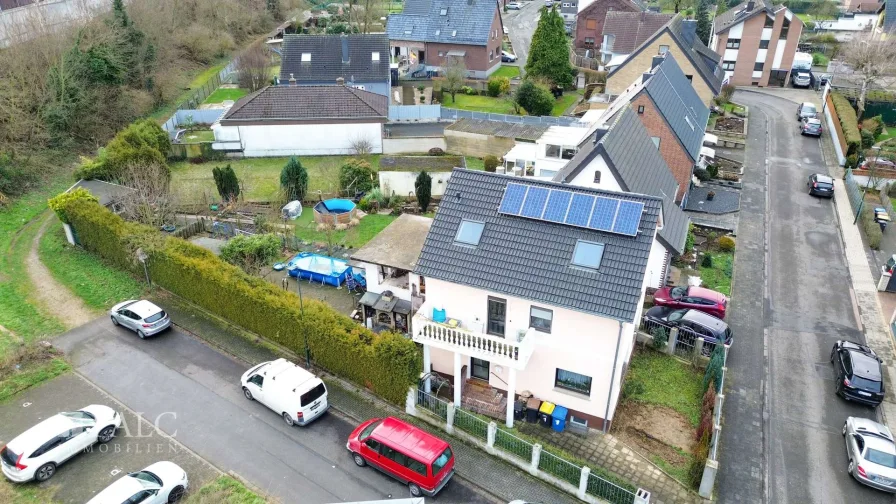 Hausansicht mit Garten - Haus kaufen in Kerpen - Freistehendes Einfamilienhaus mit Apartment!